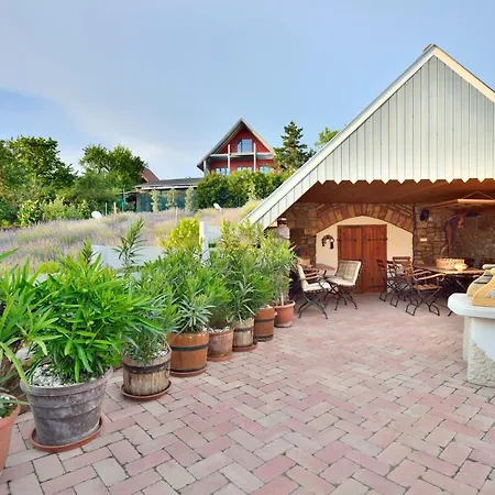Levendula Vendegszobak Guest house Lovas